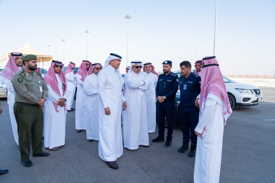 الجاسر يقف على حركة تنقل البضائع والأفراد في منفذ جديدة عرعر