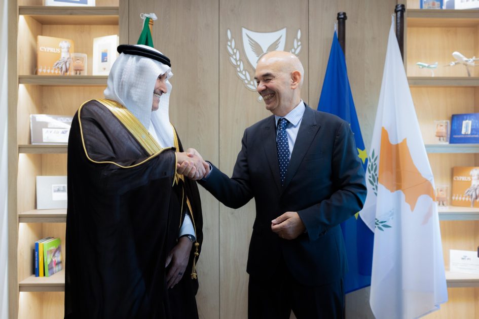 وزير النقل والخدمات اللوجستية يبحث مع نظيره القبرصي سبل تعزيز التعاون المشترك بين البلدين