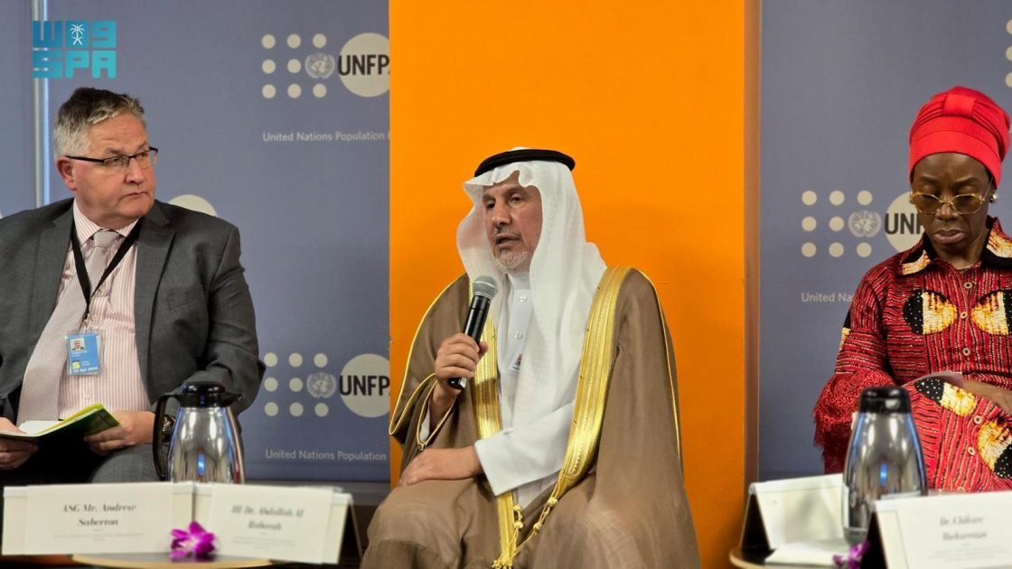 الدكتور عبدالله الربيعة يشارك في نيويورك بحلقة نقاشية حول معالجة التقاطع بين الصراع والنزوح واللاجئين وصحة المرأة