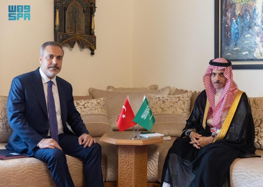 سمو وزير الخارجية يلتقي وزير خارجية تركيا