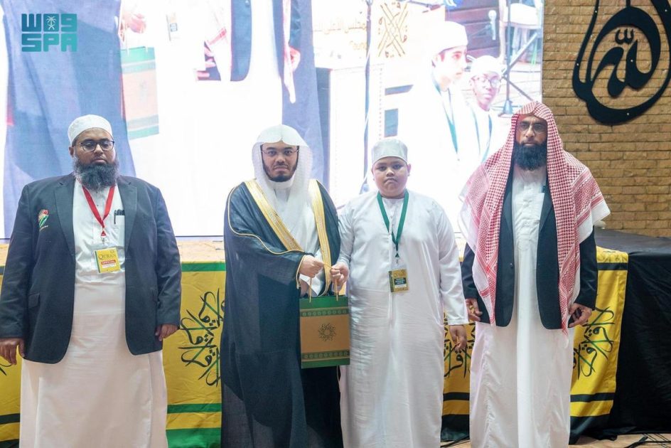 إمام وخطيب المسجد الحرام يكرم الفائزين في الحفل الختامي لمسابقة القرآن الكريم بجنوب أفريقيا