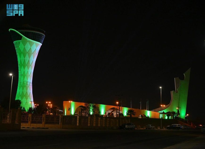 برج المياه بعرعر .. المعلم الأبرز يتوشّح باللون الأخضر ويحتضن فعاليات اليوم الوطني الـ 94