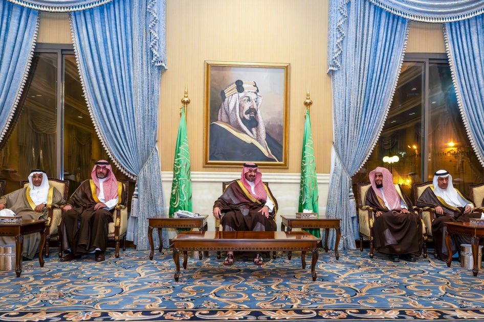نائب أمير تبوك يستقبل المواطنين في اللقاء الأسبوعي