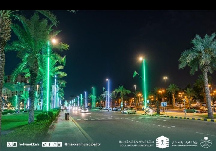 مكة تتوشح بالعلم السعودي والإضاءات الخضراء احتفاءً باليوم الوطني الـ 94*