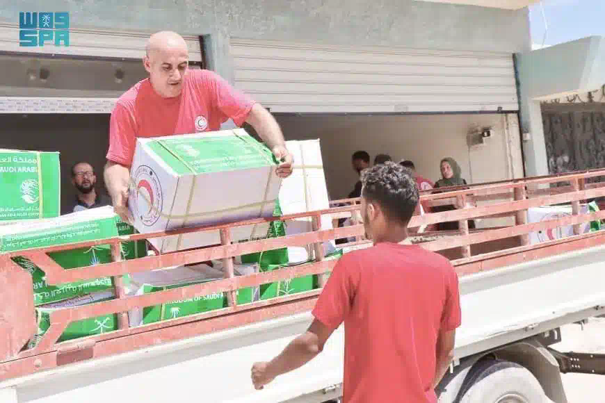 مركز الملك سلمان للإغاثة يوزع 2,916 سلة غذائية في مدينة درنة في ليبيا