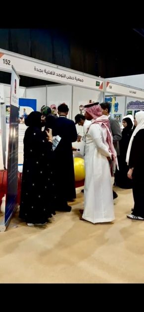 لوحات التوحديين السعوديين تلفت الأنظار في معرض الشرق الأوسط للتعليم بجدة
