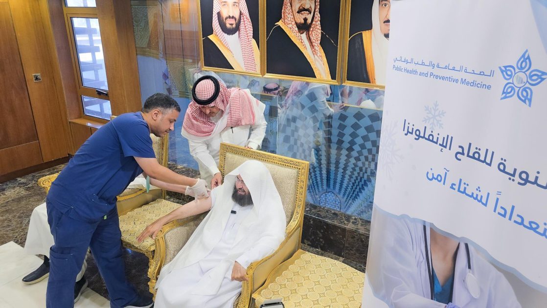 تجمع مكة المكرمة الصحي يُفعل حملة لقاح الإنفلونزا الموسمية برئاسة الشؤون الدينية بالمسجد الحرام والمسجد النبوي