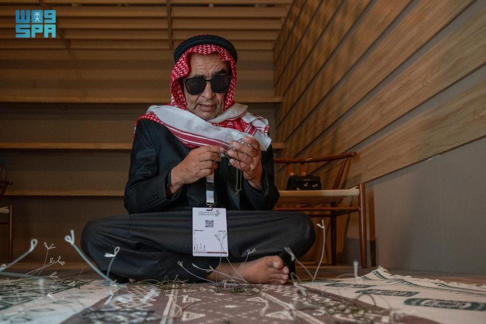 حرفي “كفيف “يروي حكاية 30 عامًا مع شباك طرح الصقور بمعرض الصقور والصيد السعودي الدولي