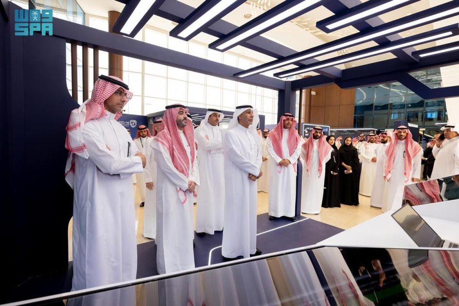 محافظ الهيئة العامة للصناعات العسكرية يفتتح المعرض المتنقل للتوعية بالأمن السيبراني