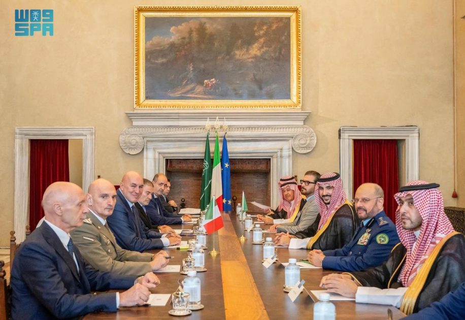 وزير الدفاع الإيطالي يستقبل سمو وزير الدفاع ويعقدان اجتماعًا ثنائيًا موسعًا