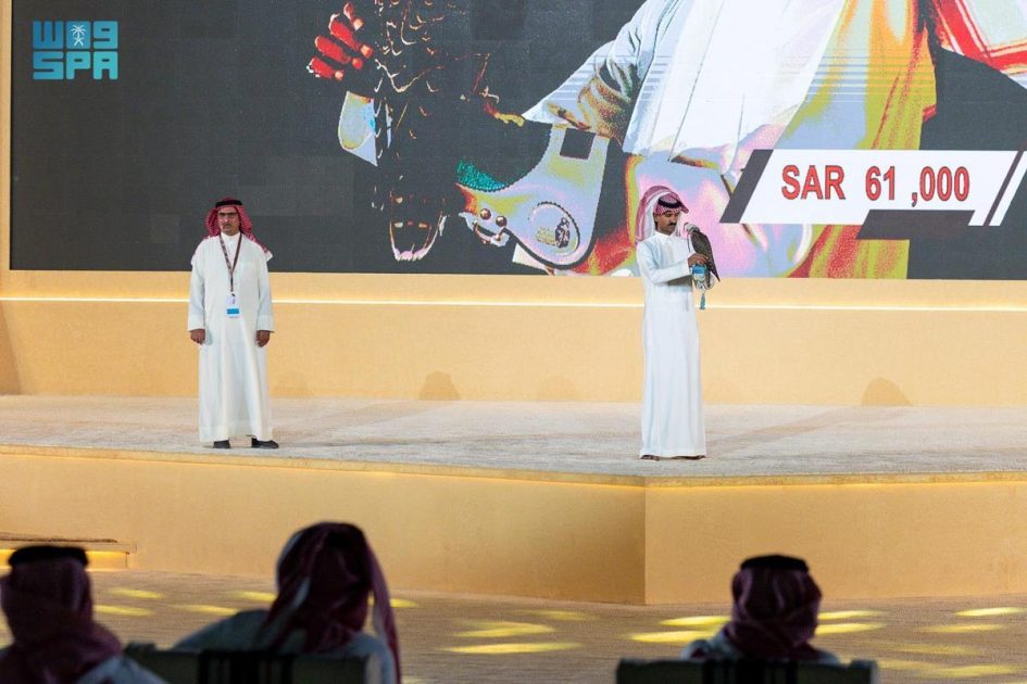 بيع فرخ شاهين في الليلة الـ 11 لمزاد نادي الصقور السعودي 2024