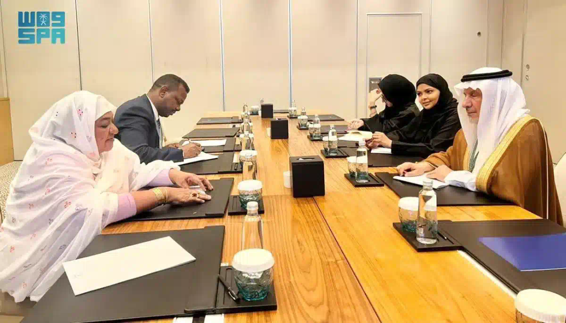 المشرف العام على مركز الملك سلمان للإغاثة يلتقي وزيرة الصناعة في جمهورية السودان
