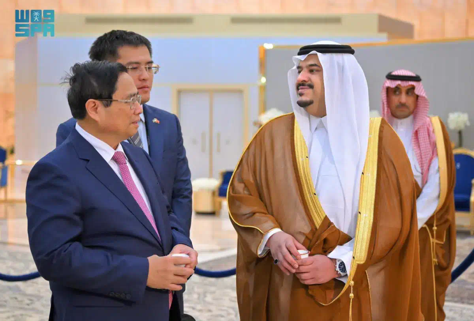 رئيس وزراء فيتنام يغادر الرياض وفي مقدمة مودعيه نائب أمير المنطقة