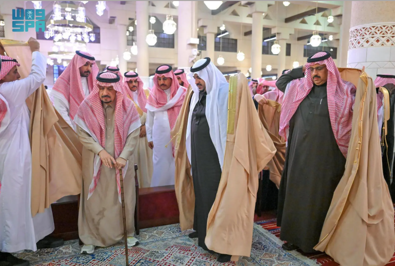 أمير منطقة الرياض ونائبه يؤديان صلاة الاستسقاء في جامع الإمام تركي بن عبدالله