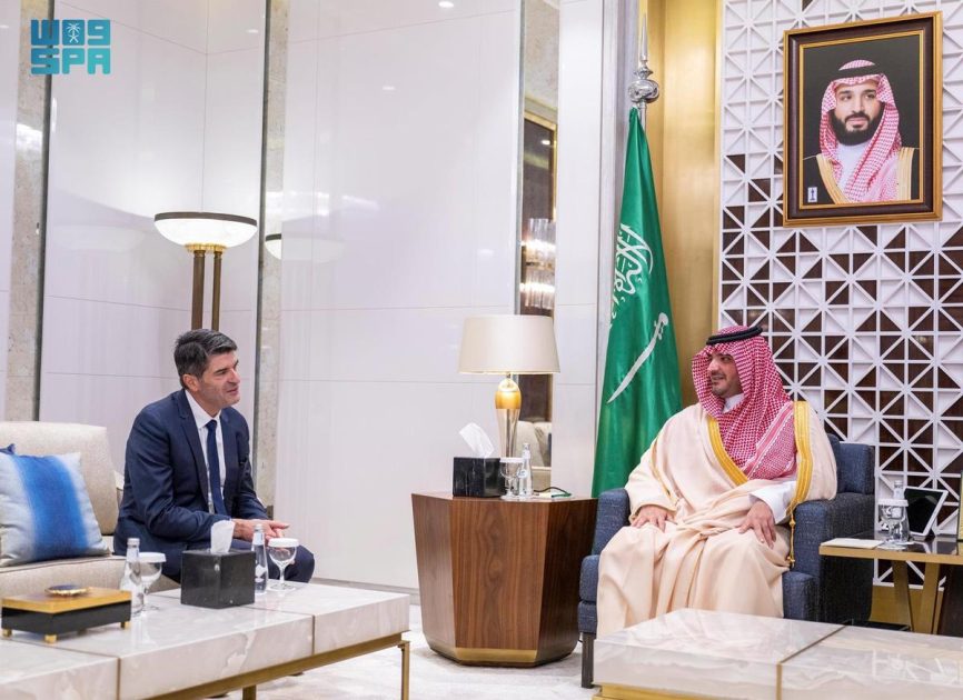 الأمير عبدالعزيز بن سعود يستقبل سفير جمهورية فرنسا لدى المملكة
