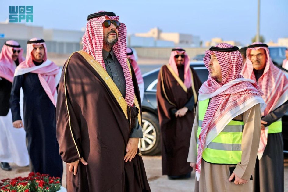 أمير الحدود الشمالية يتفقد سير العمل في مشروع طريق الأمير سلطان بمحافظة طريف