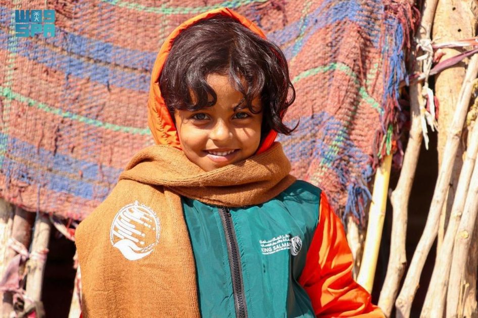 مركز الملك سلمان للإغاثة يوزع 200 حقيبة شتوية في مديرية منعر بمحافظة المهرة