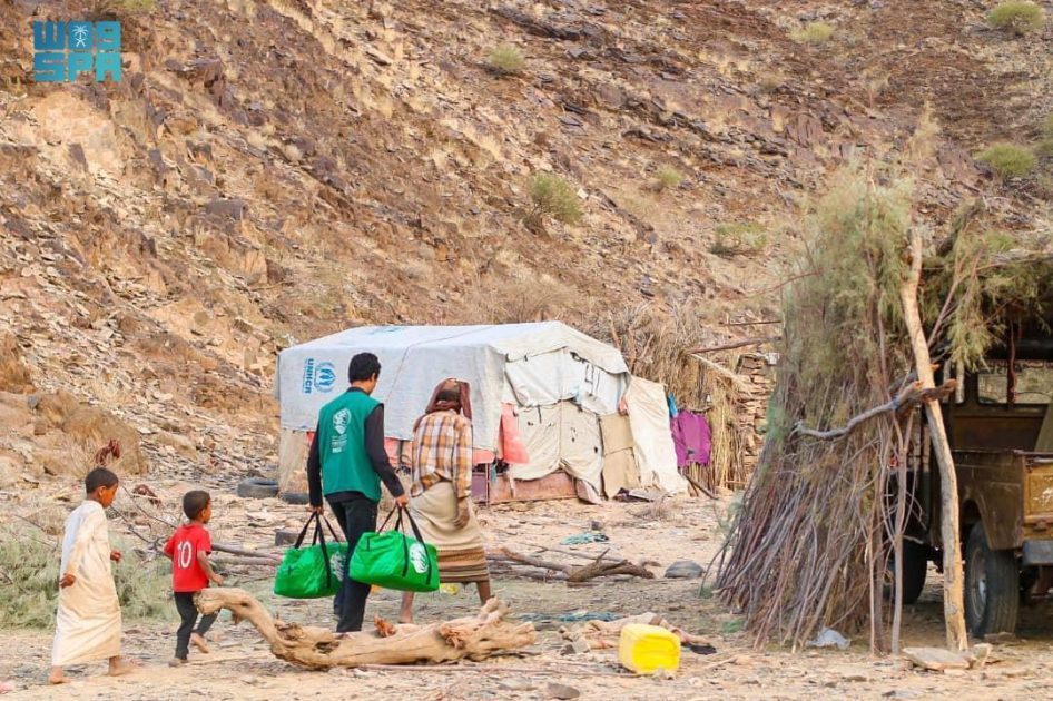 مركز الملك سلمان للإغاثة يوزع 600 حقيبة شتوية في مديريتي الطلح وبيحان بمحافظة شبوة