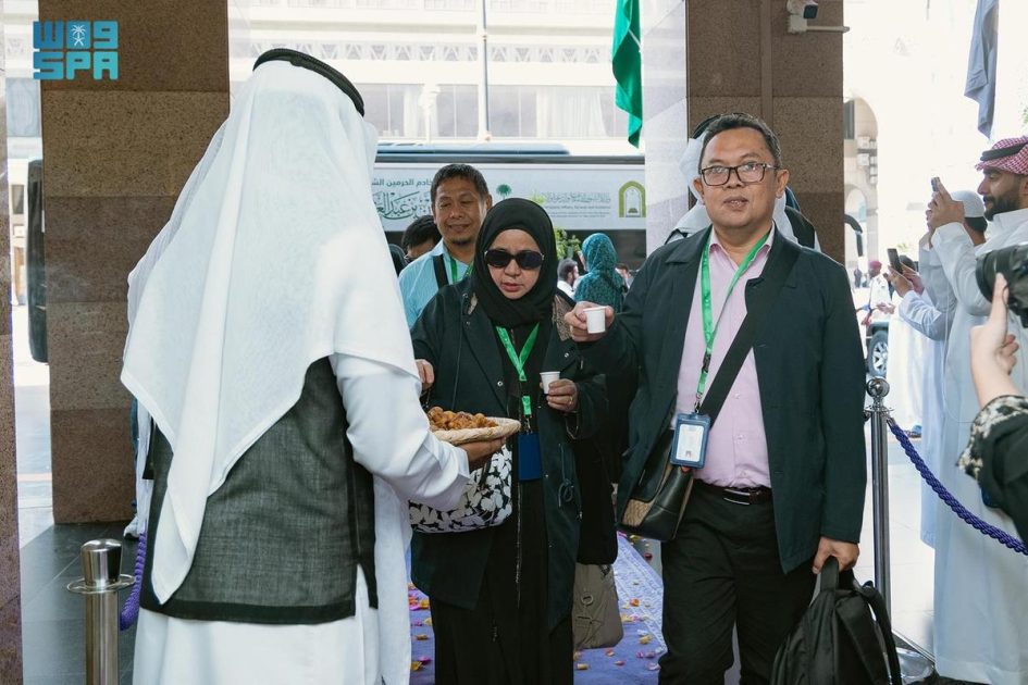 اكتمال وصول الدفعة الأولى من ضيوف برنامج خادم الحرمين الشريفين للعمرة والزيارة البالغ عددهم 250 معتمرًا إلى المدينة المنورة