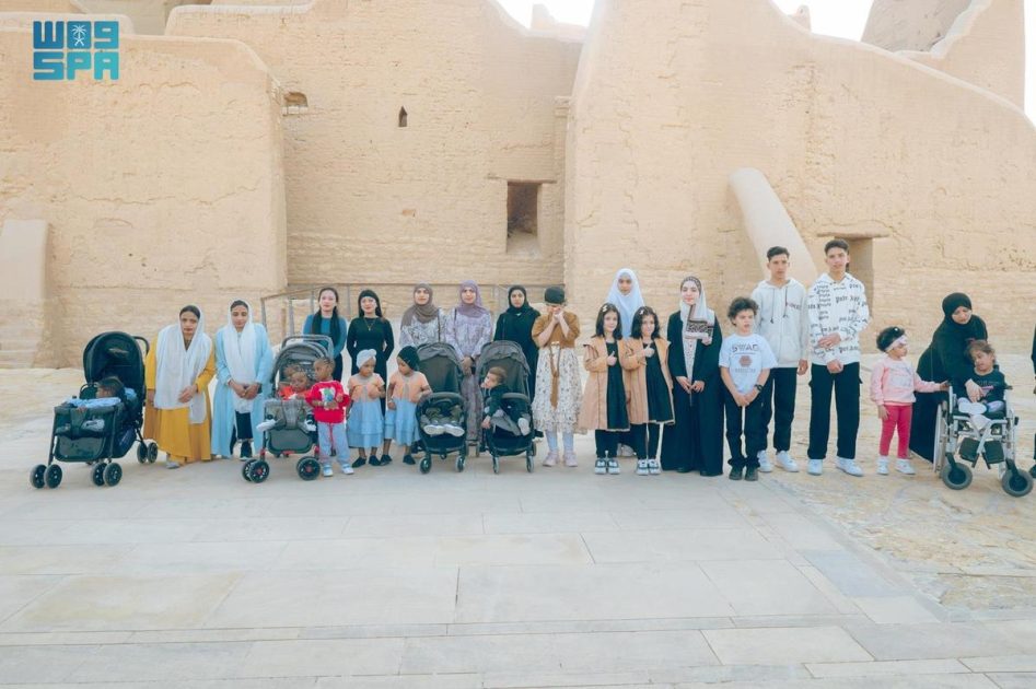 مركز الملك سلمان للإغاثة ينظم زيارة للتوائم الملتصقة وذويهم لمعرض ترشح المملكة لاستضافة كأس العالم 2034م وحي طريف التاريخي
