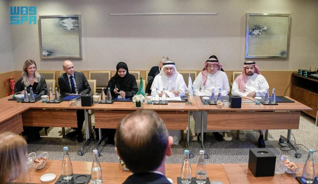 المشرف على مركز الملك سلمان للإغاثة يلتقي وفد مستشفى جريت أورموند ستريت للأطفال