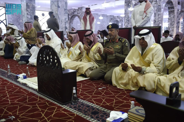 محافظ الطائف يؤدي مع جموع المصلين صلاة الاستسقاء