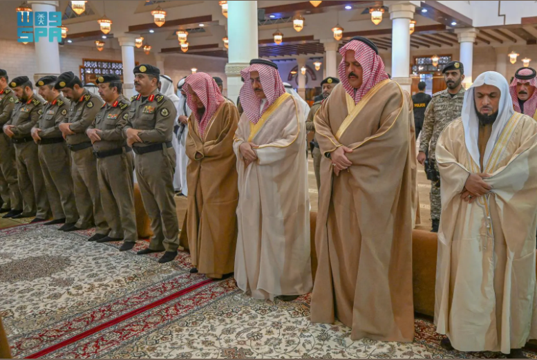 أمير منطقة حائل يؤدي مع جموع المصلين صلاة الاستسقاء