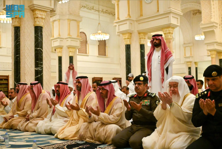 محافظ جدة يؤدي صلاة الاستسقاء مع جموع المصلين