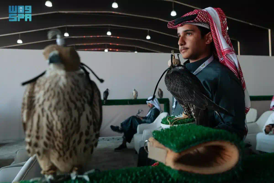 منافسات كأس نادي الصقور السعودي بحفر الباطن تشهد تنافسًا مثيرًا بين الصقارين في يومها السادس