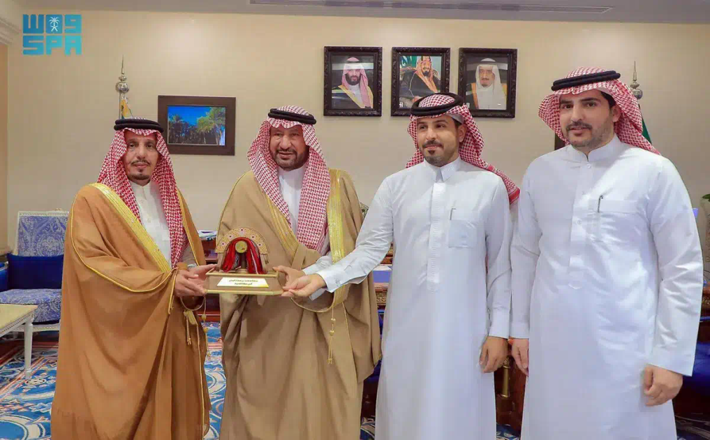أمين منطقة القصيم يتسلم التقرير الختامي لمزاد الإبل من رئيس مركز مدرج