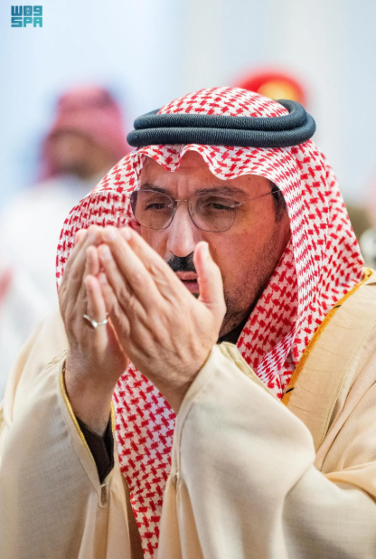 أمير منطقة القصيم يؤدي صلاة الاستسقاء