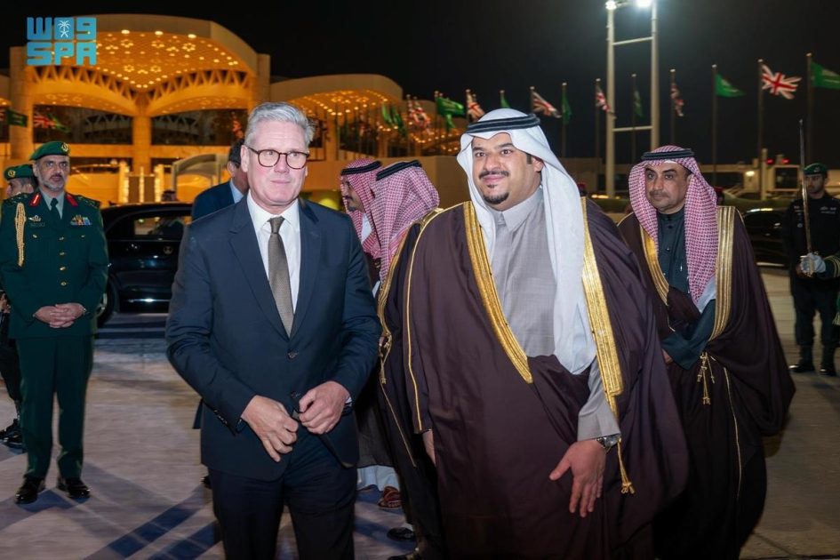 رئيس الوزراء البريطاني يغادر الرياض وفي مقدمة مودعيه نائب أمير المنطقة