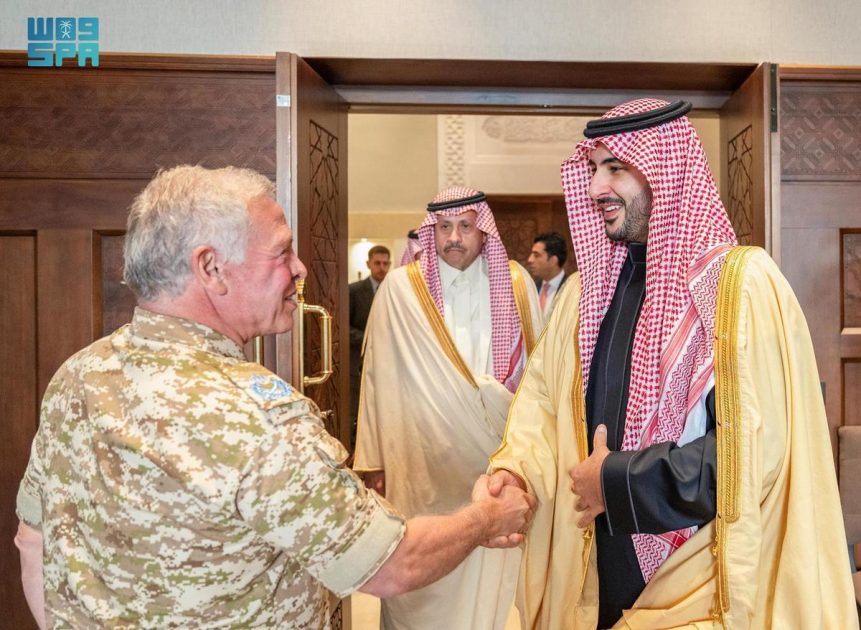 بتوجيه من القيادة.. سمو وزير الدفاع يلتقي جلالة ملك الأردن