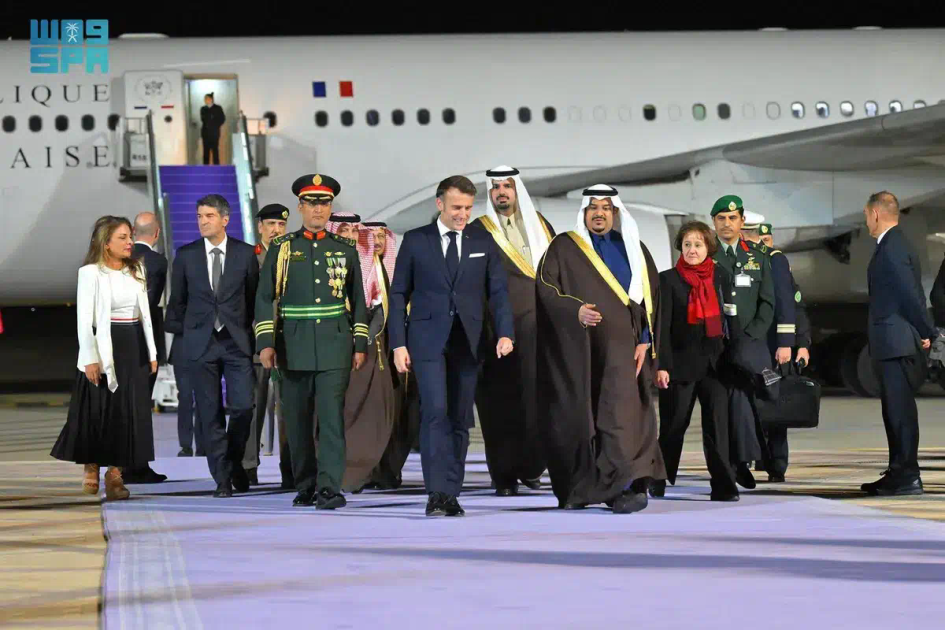 الرئيس الفرنسي يصل الرياض وفي مقدمة مستقبليه نائب أمير المنطقة