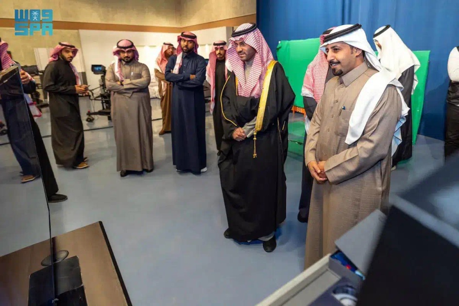 الأمير فيصل بن فهد بن مقرن يزور مقر مركز تلفزيون حائل