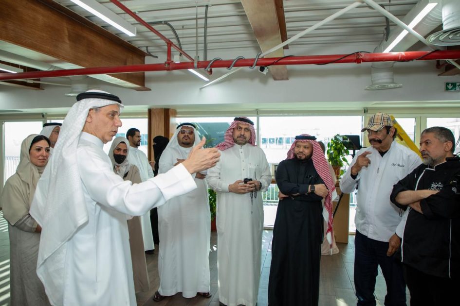 ضمن مبادرة ( طهاة الحج ) التي نظمتها أشرقت،،، الشيف شربيني وحسن يشاركان الطهاة السعوديين خبراتهم في تغذية الحشود