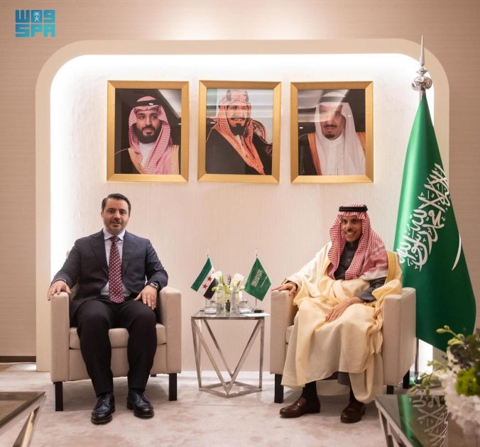 سمو وزير الخارجية يلتقي وزير خارجية الإدارة السورية الجديدة