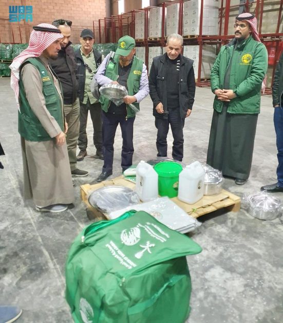 فريق مركز الملك سلمان للإغاثة يتفقد المساعدات الإغاثية البرية لقطاع غزة
