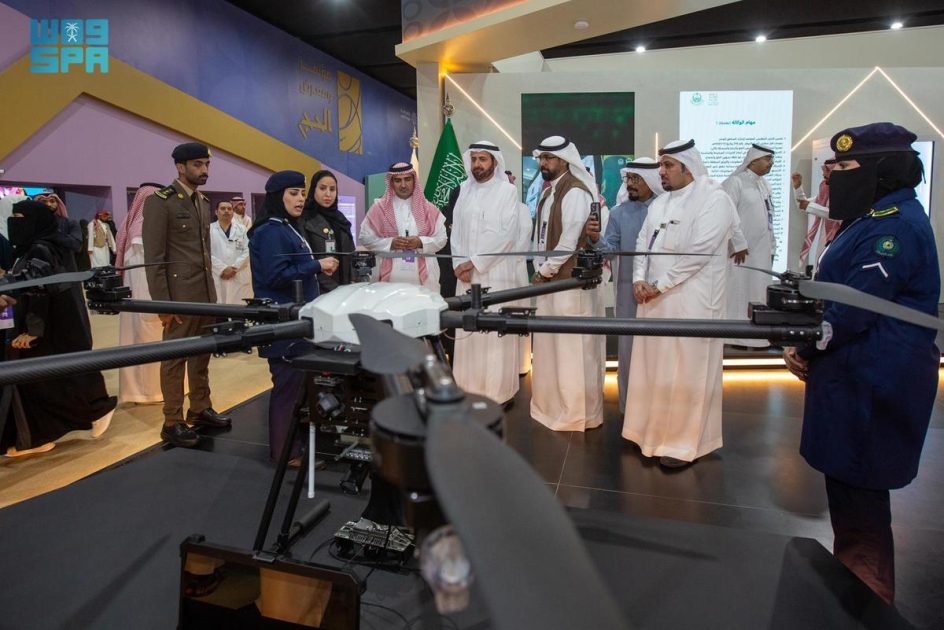 وزير الحج والعمرة يزور جناح وزارة الداخلية في مؤتمر ومعرض الحج الرابع بمحافظة جدة