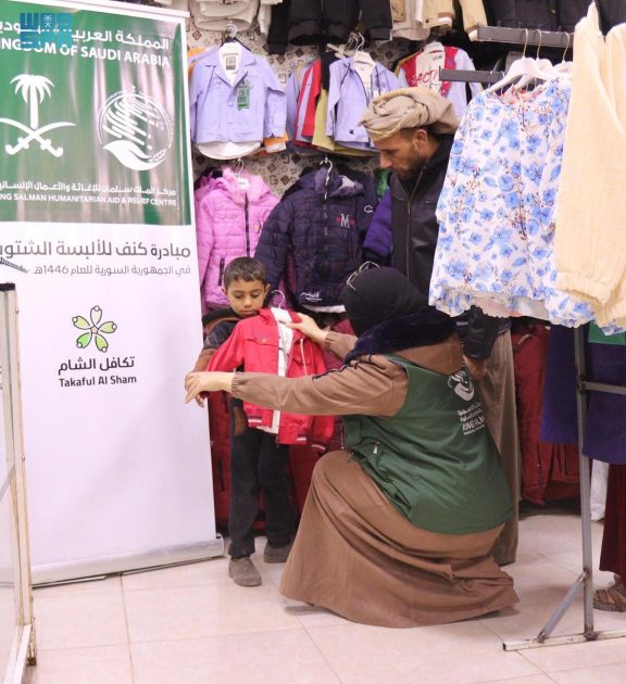 مركز الملك سلمان للإغاثة يوزع قسائم شرائية على 3.271 مستفيدًا في بلدة جنديرس بمحافظة حلب في سوريا