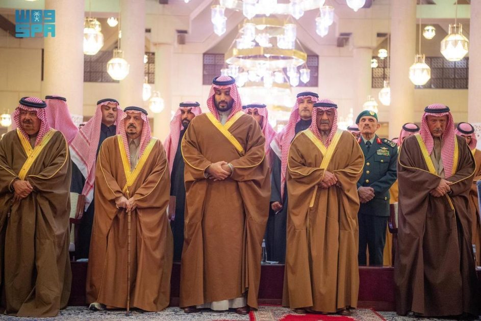 سمو ولي العهد يؤدي صلاة الميت على صاحب السمو الملكي الأمير محمد بن فهد بن عبدالعزيز رحمه الله