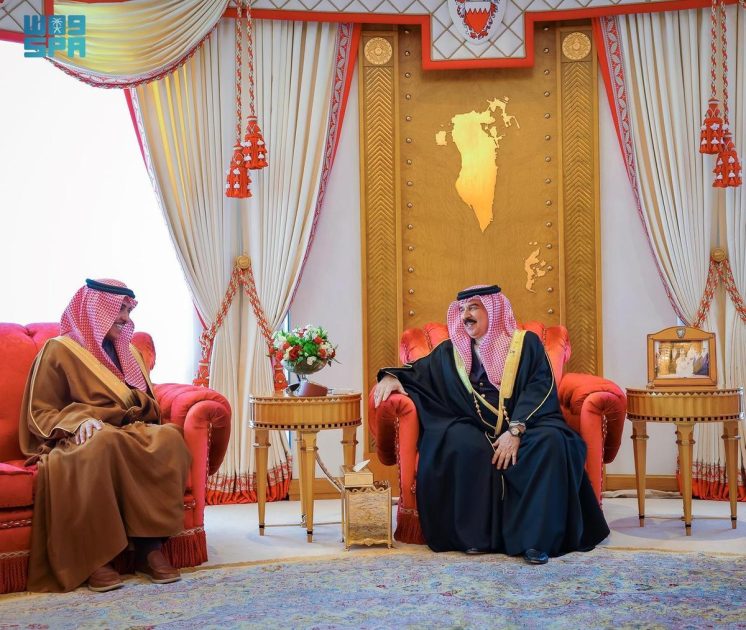 ملك البحرين يستقبل وزير الإعلام