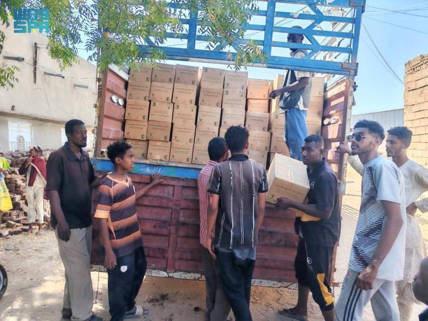 مركز الملك سلمان للإغاثة يوزّع 700 كرتون تمر في محلية ود مدني بولاية الجزيرة في جمهورية السودان