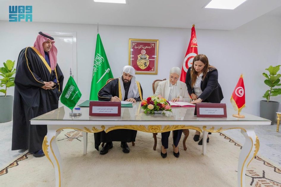 وزير العدل يوقع مع نظيرته التونسية برنامجًا تنفيذيًا لتعزيز التعاون العدلي