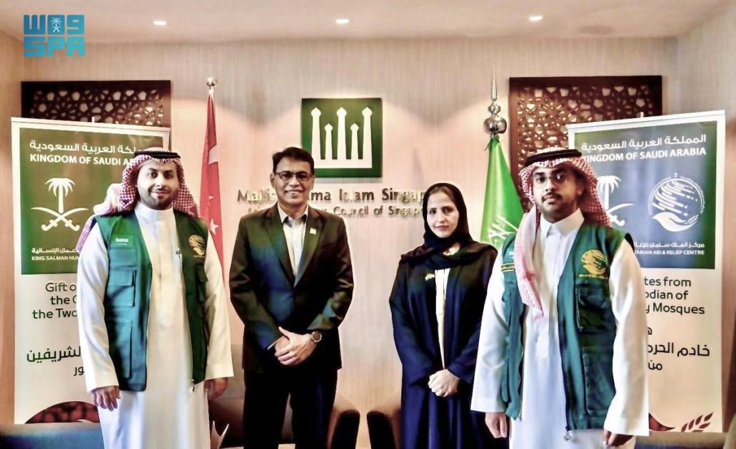 مركز الملك سلمان للإغاثة يسلّم 25 طنًا من التمور هدية المملكة لسنغافورة