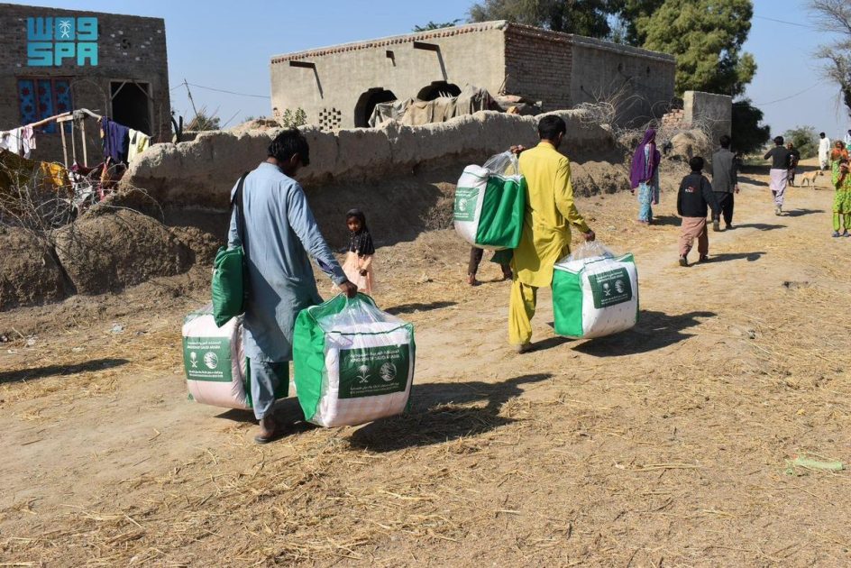 مركز الملك سلمان للإغاثة يوزّع 4.450 حقيبة شتوية في عدة أقاليم بجمهورية باكستان الإسلامية