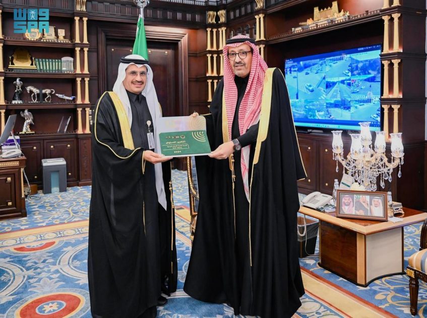 أمير الباحة يتسلم التقرير السنوي لإدارة الأحوال المدنية بالمنطقة