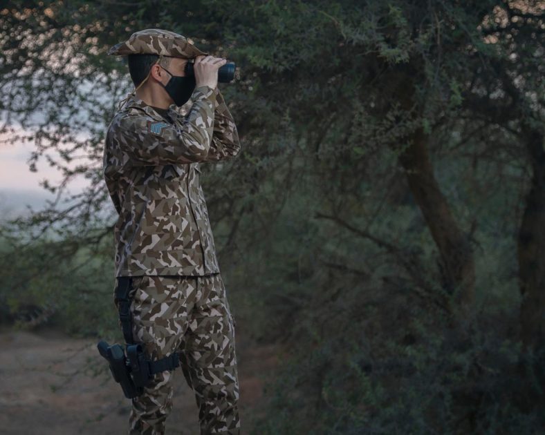 القوّات الخاصة للأمن البيئي تضبط مخالفًا لنظام البيئة لتخزينه حطبًا محليًا في منطقة الرياض