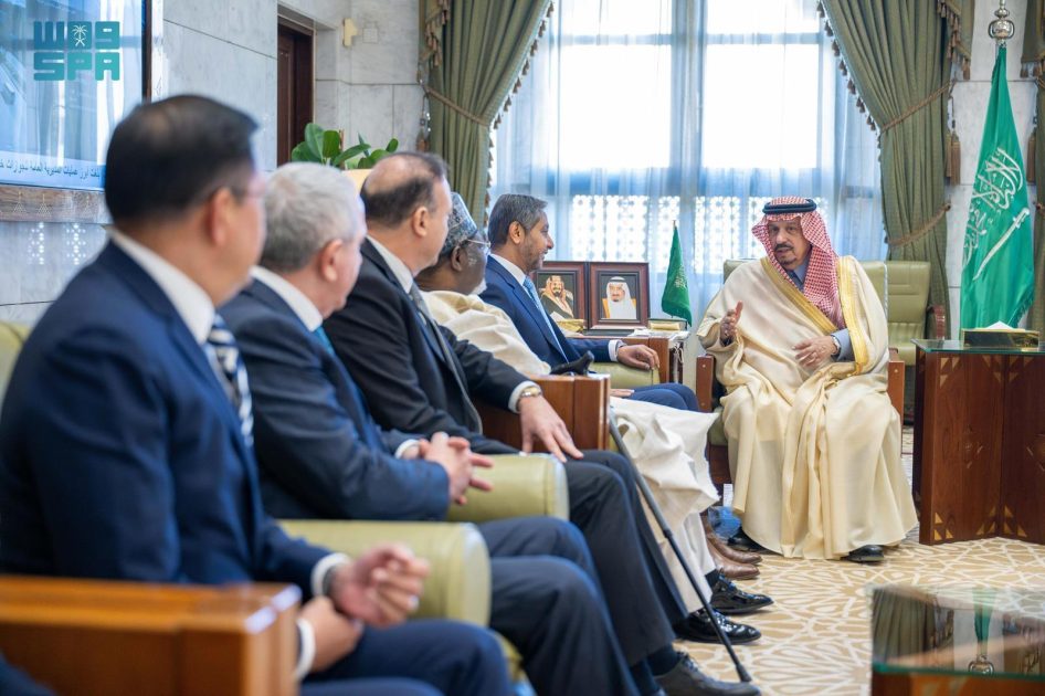 نيابة عن خادم الحرمين الشريفين وسمو ولي العهد.. أمير الرياض يستقبل عميد السلك الدبلوماسي سفير جيبوتي ورؤساء المجموعات الجغرافية المعتمدين لدى المملكة