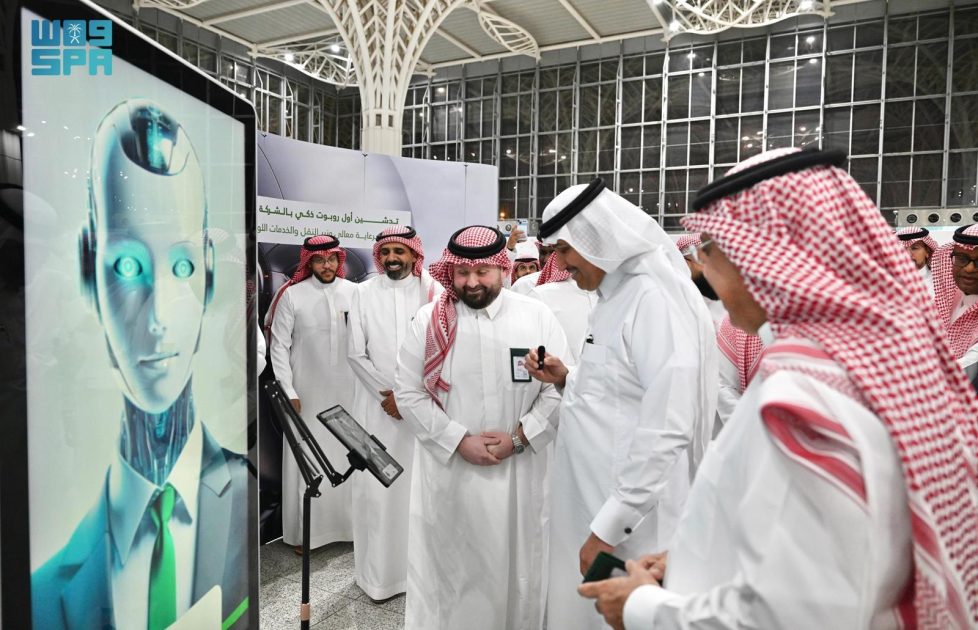 وزير النقل والخدمات اللوجستية يدشّن “أول موظف رقمي” بالشركة السعودية للخدمات الأرضية